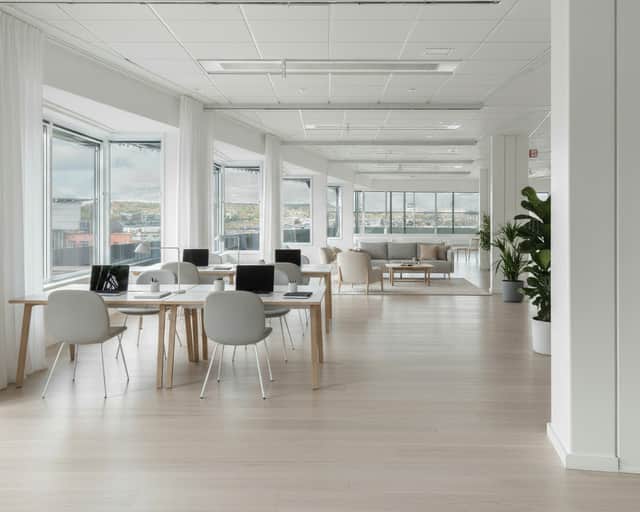 Ett rum med många bord och stolar.