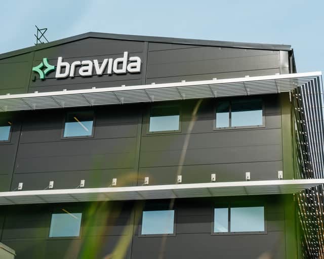 Fasaden med Bravida skylten på gaveln av huset