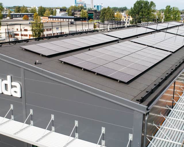 Solpaneler på det svarta taket