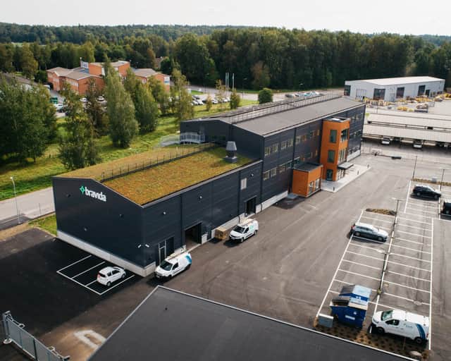 Svart nybyggd fastighet med sedumtak