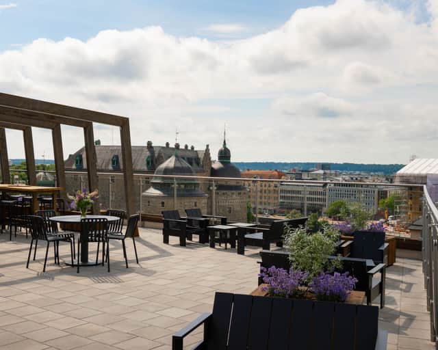 Möblerad takterass med utsikt över Örebro slott