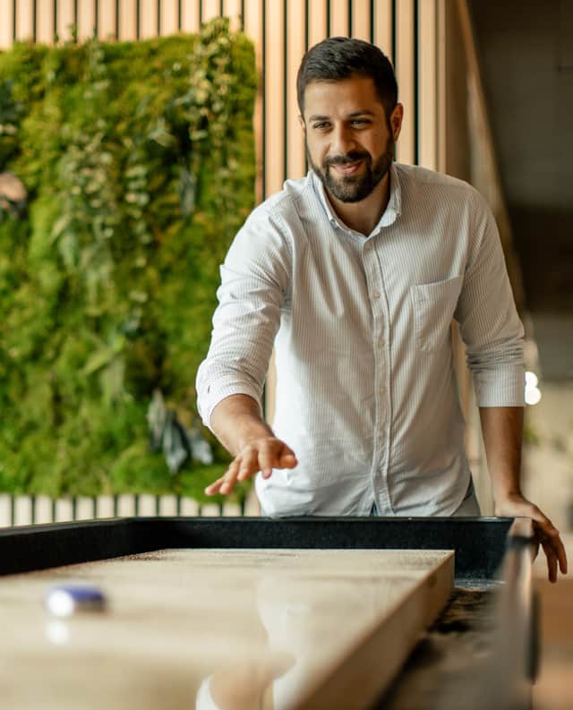 Människor pratar i ett öppet kontorslandskap