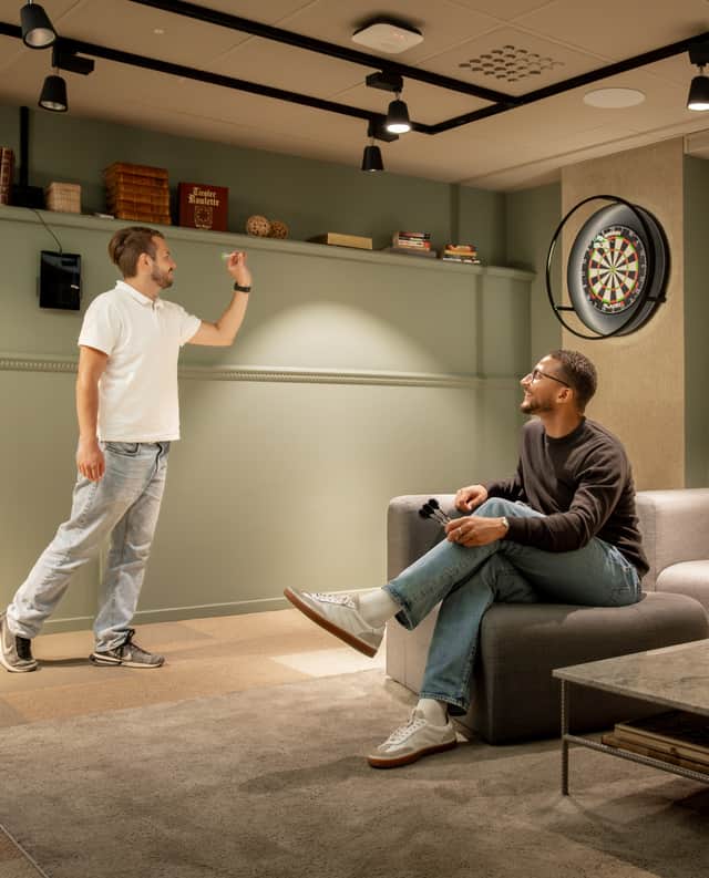 Människor pratar i ett öppet kontorslandskap