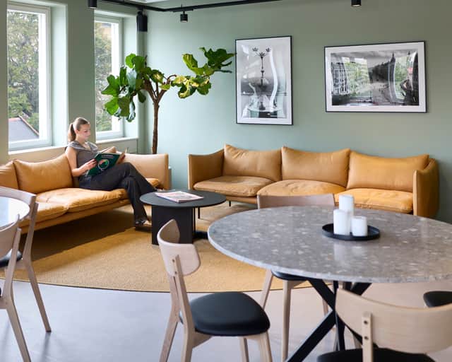 Person i kontorsmiljö