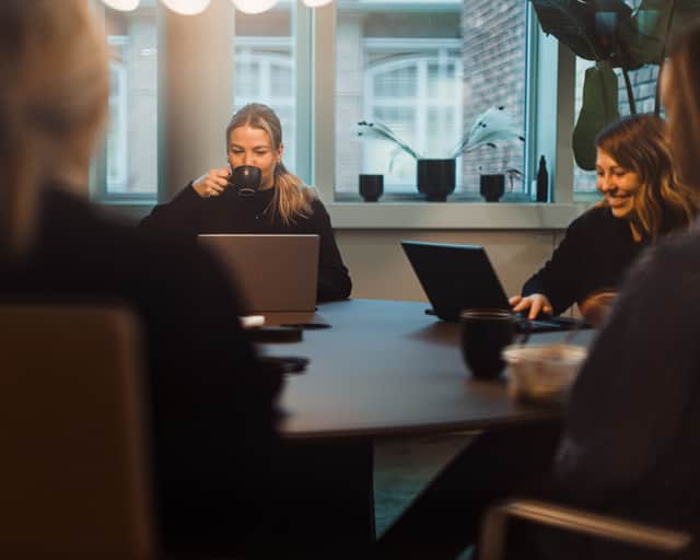 Flera personer runt ett bord.