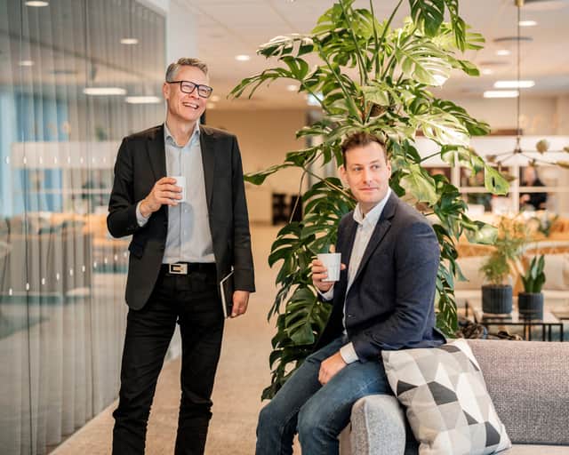 Två personer som samtalar.