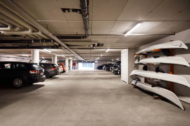 Parkeringsgarage med bilar och kajaker
