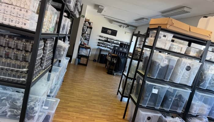 En butik fylld med massor av lådor och behållare.