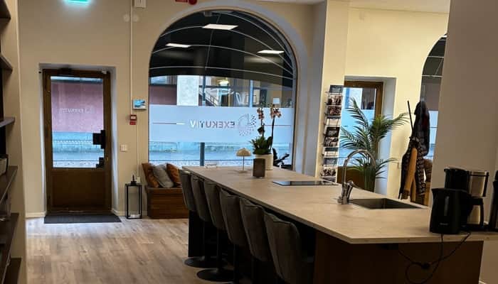 Entré med köksö och ett antal stolar.