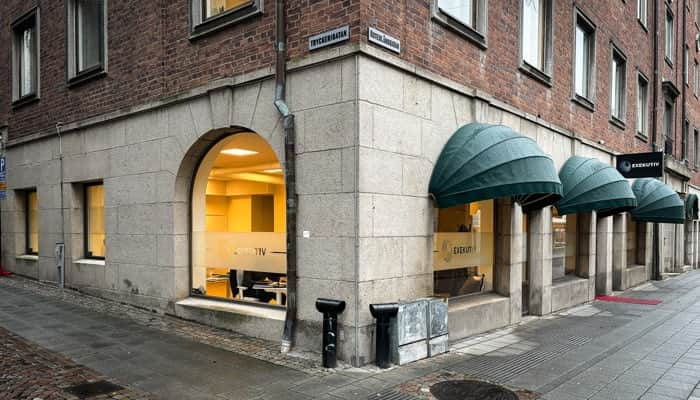 Utsidan på en byggnad med fönster