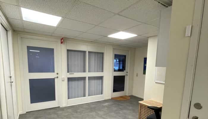 Ett tomt kontorsutrymme utan människor.