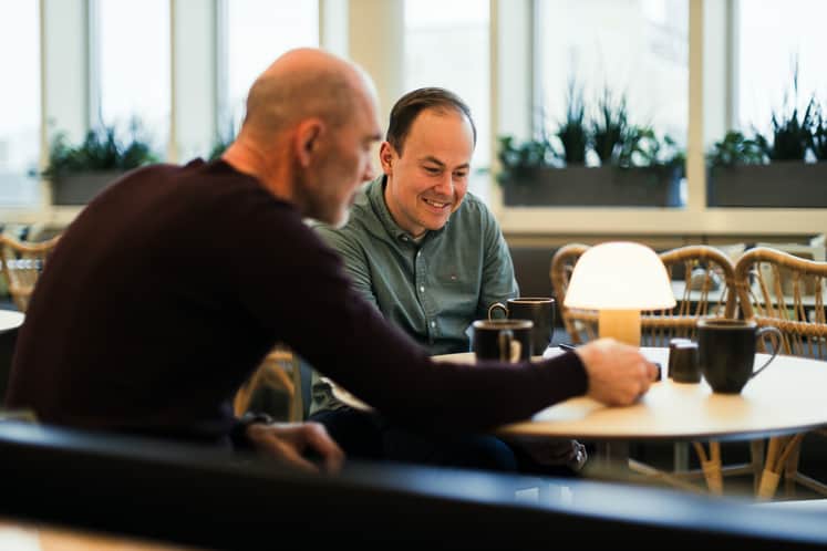 Två personer i en soffa.