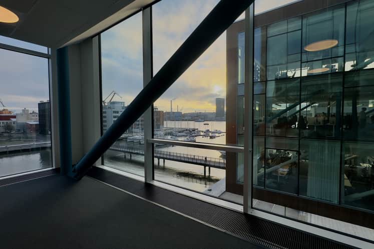 Panoramavy över älven med stora fönsterpartier från golv till tak