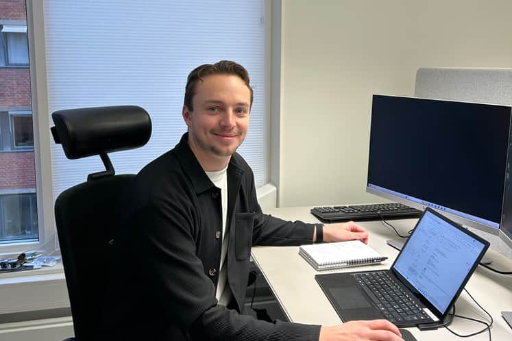 Praktikanten Samuel Nivala sitter framför sin dator och arbetar.