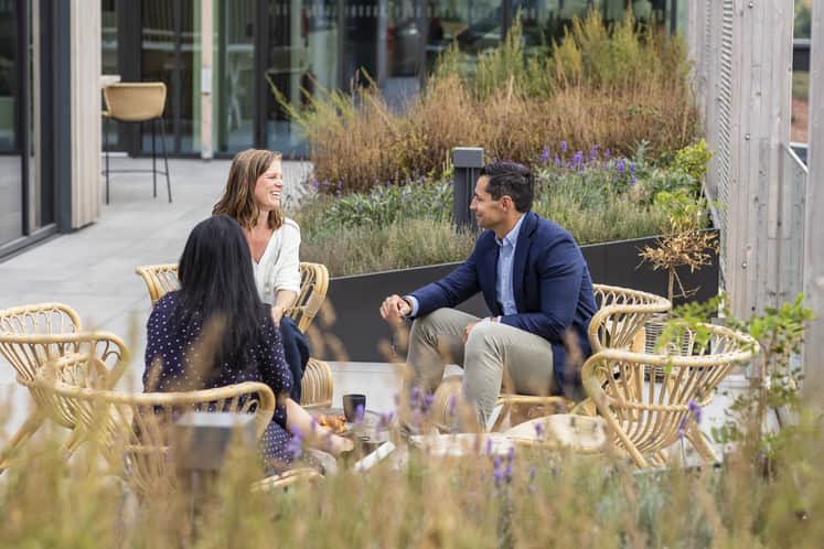 Tre personer på en takterrass.