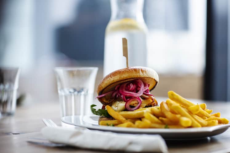 Hamburgertallrik på ett bord.