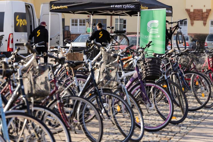 Bild över cyklar på torget som blir servade
