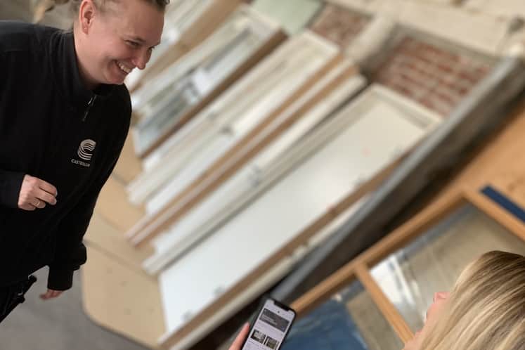 Två personer i en lokal med återbrukat material.