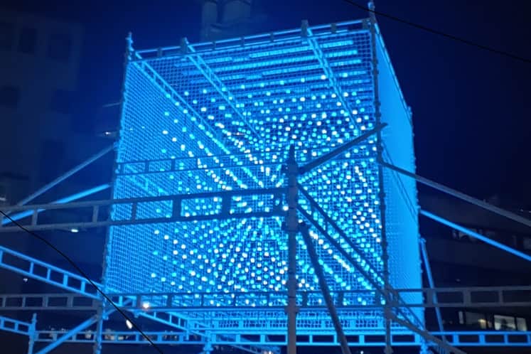 Byggställning med lampinstallation i olika färger