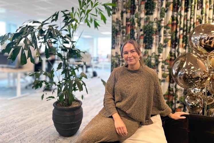 Bild på Jennifer Jansson i kontorslandskap