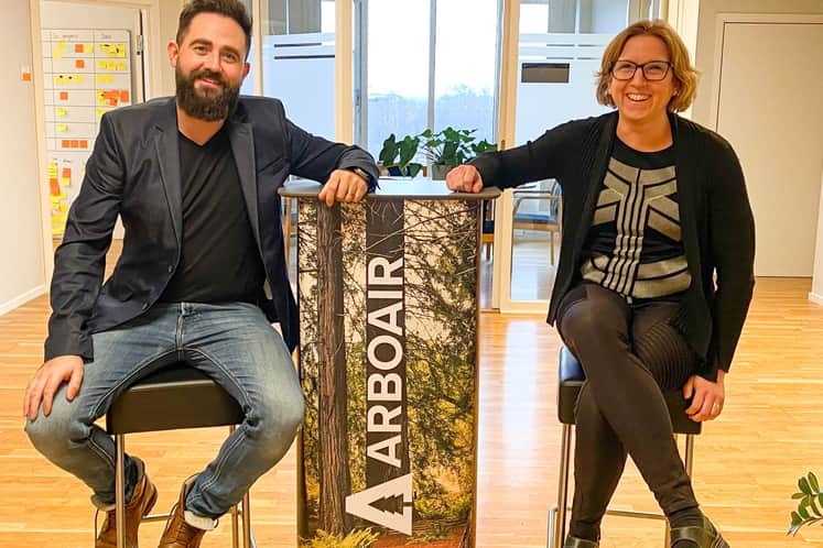 En man och en kvinna från Arboair sitter på varsin stol