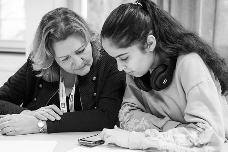 Lärare och elev i klassrum.