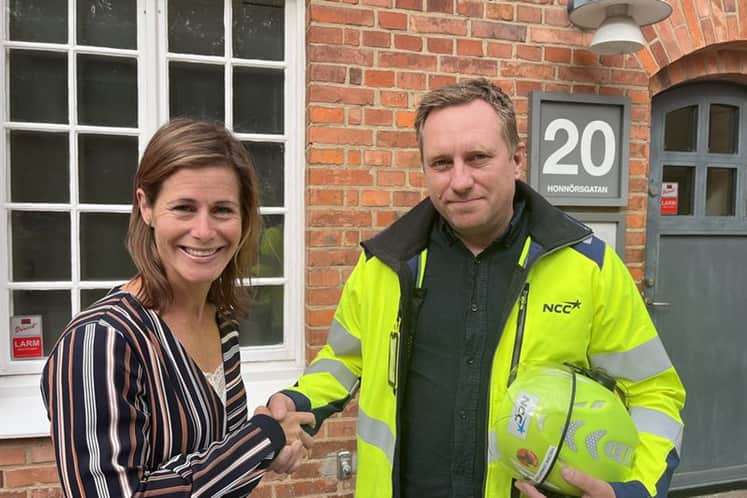 Två personer som skakar hand.