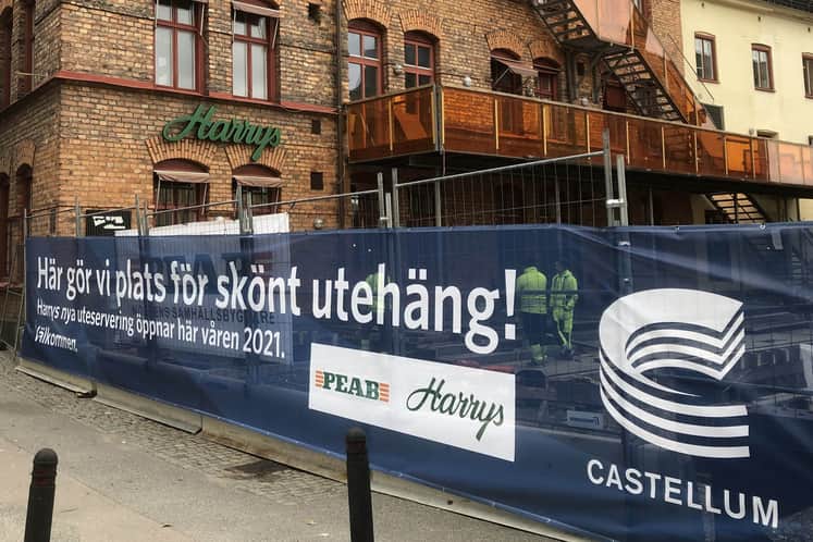 Fastigheten med Castellums byggbanderoll utanför.
