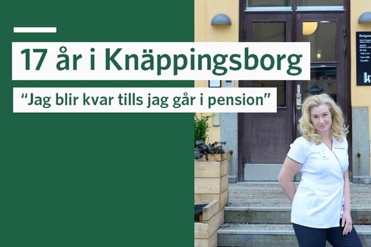 Madelene framför fastighetens entré.