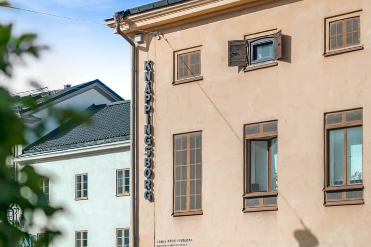 Husfasad med texten Knäppingsborg.