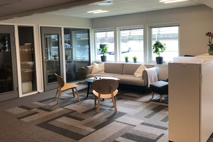 Ett rum med soffa och två stolar där man kan sitta med sina kollegor