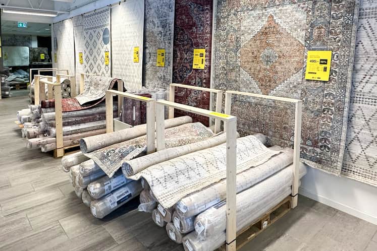 Ihoprullade orientaliska mattor som ligger på varann en butik