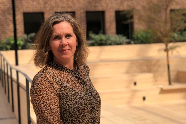 Kvinna som står i en atriumgård