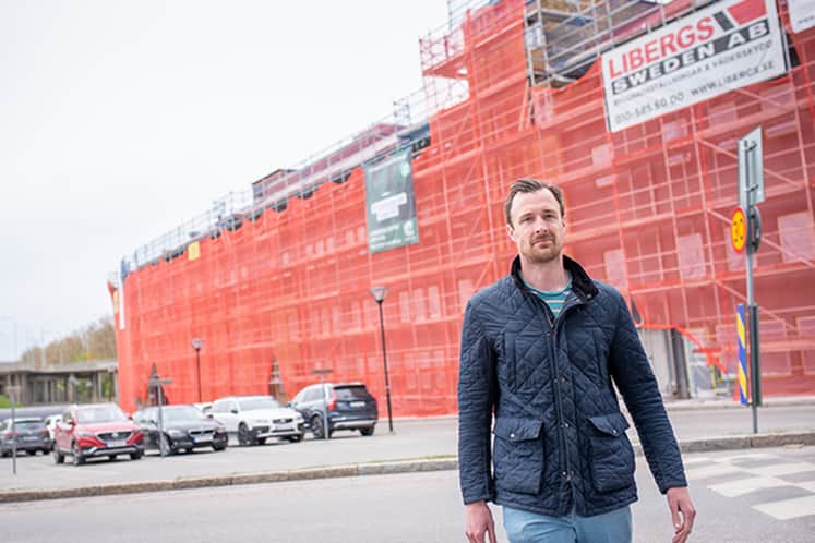 Per framför fastigheten.