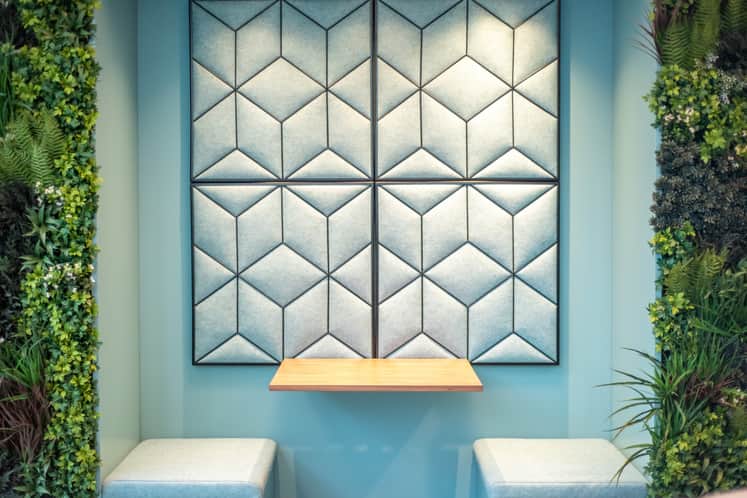 Turkos vägg med sittplatser