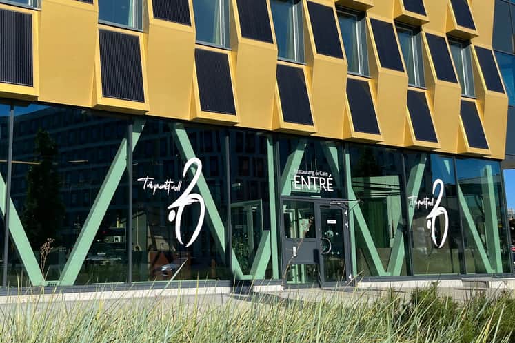Fasadbild på Citypassagen i Örebro, med restaurangen Två punkt noll i fokus.