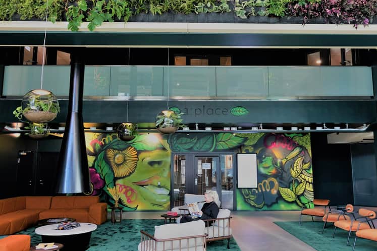 a:place färgglada lobby med en person som sitter i en fåtölj.