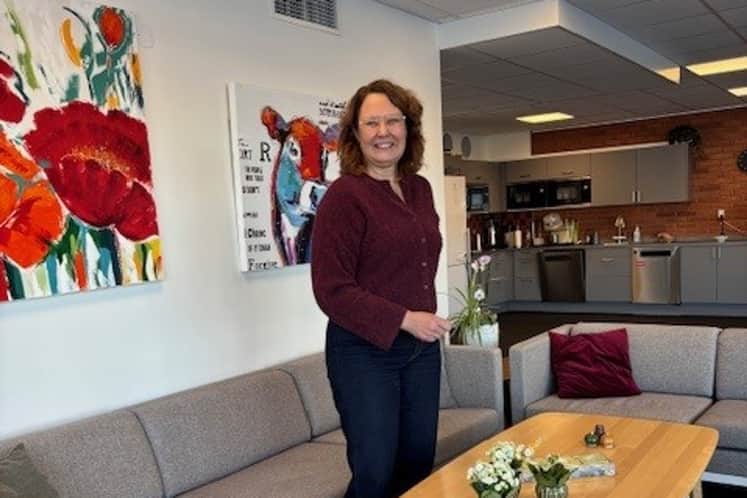 Kontorschef Camilla Kjellerby visar runt i lokalerna