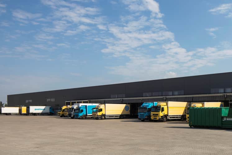Lastbilar vid en logistikfastighet.
