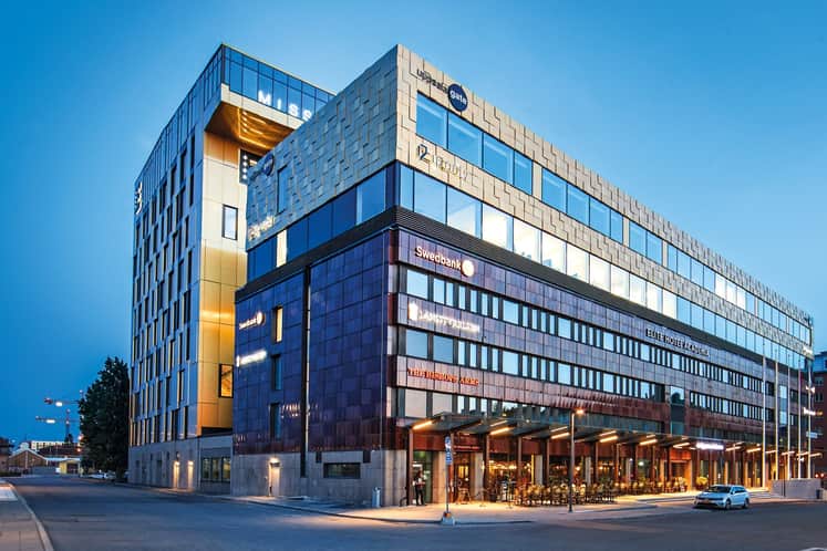 Fasadbild på Uppsala Gate i kvällsljus