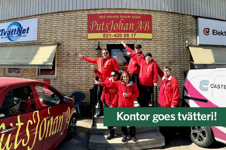 Personal står utanför lokalen.