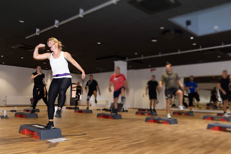 Gruppträning pågår i en träningssal.