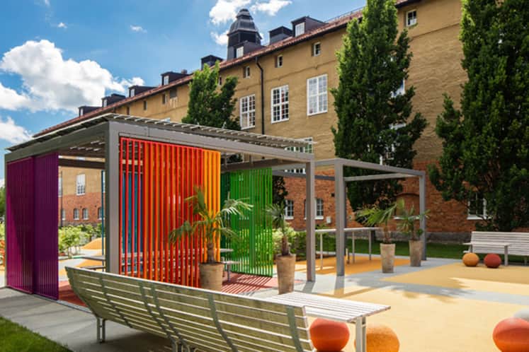 Utomhusarbetsplatser med färgglada trädetaljer.