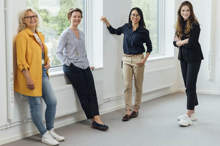 Fyra medarbetare från Verklighetslabbet står vid ett fönster.