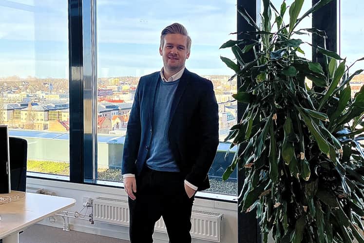 Erik står framför ett fönster med utsikt över Växjö