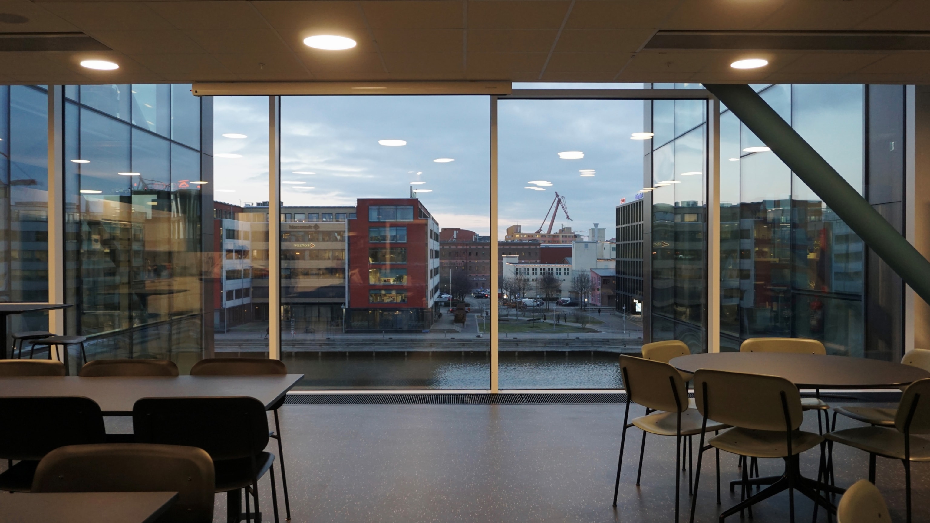 Kontorslandskap med panoramafönster