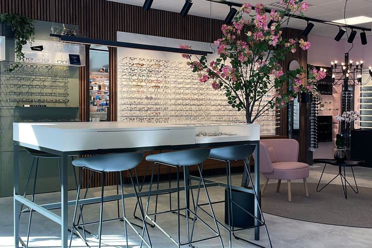 Butik med glasögon, rosa inredning, rosa konstgjort träd