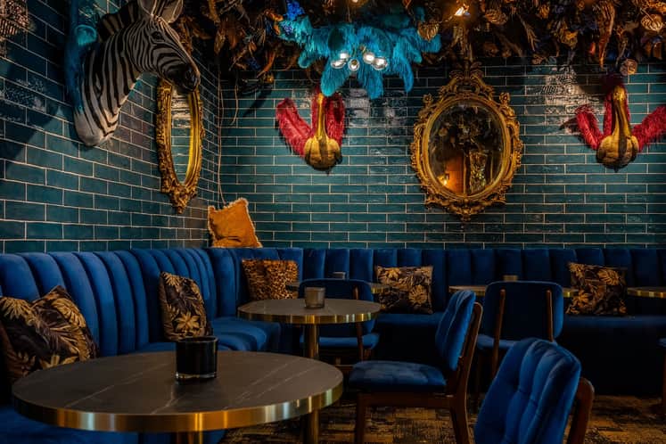 Soffor, stolar och bord i matsalen på restaurang Baras