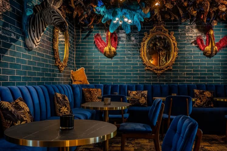 Soffor, stolar och bord i matsalen på restaurang Baras