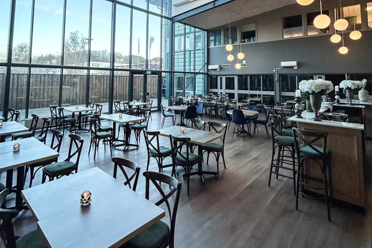 Lunchrestaurang i vacker miljö.